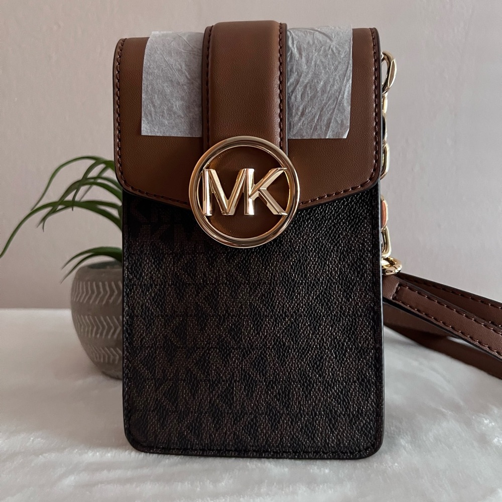 Leather phone crossbody bag.